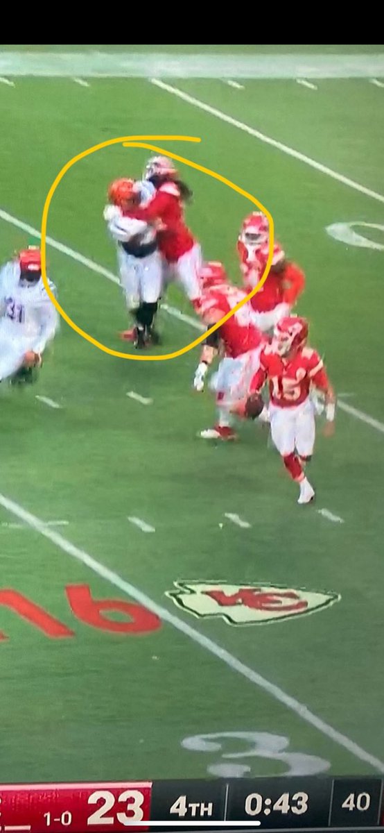 IItzthe's tweet photo. @ScottAHill04 @NagleNFL But why wasnt this called holding on that same 4th and 16 play https://t.co/dXT7YwI7DI