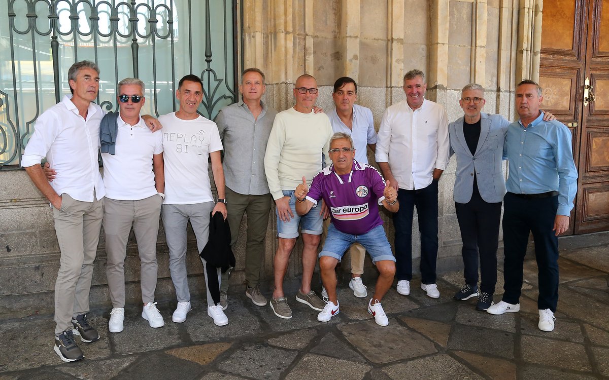 morganuds's tweet photo. despues de 29 años ,Foto para la HISTORIA : Josema , Quiroga , Bárbara , Carlos , Quico , Villafañe , Medina , Olabe , Balta ... HALA UNIIONNNNN  !!! https://t.co/CYmmfalIkm