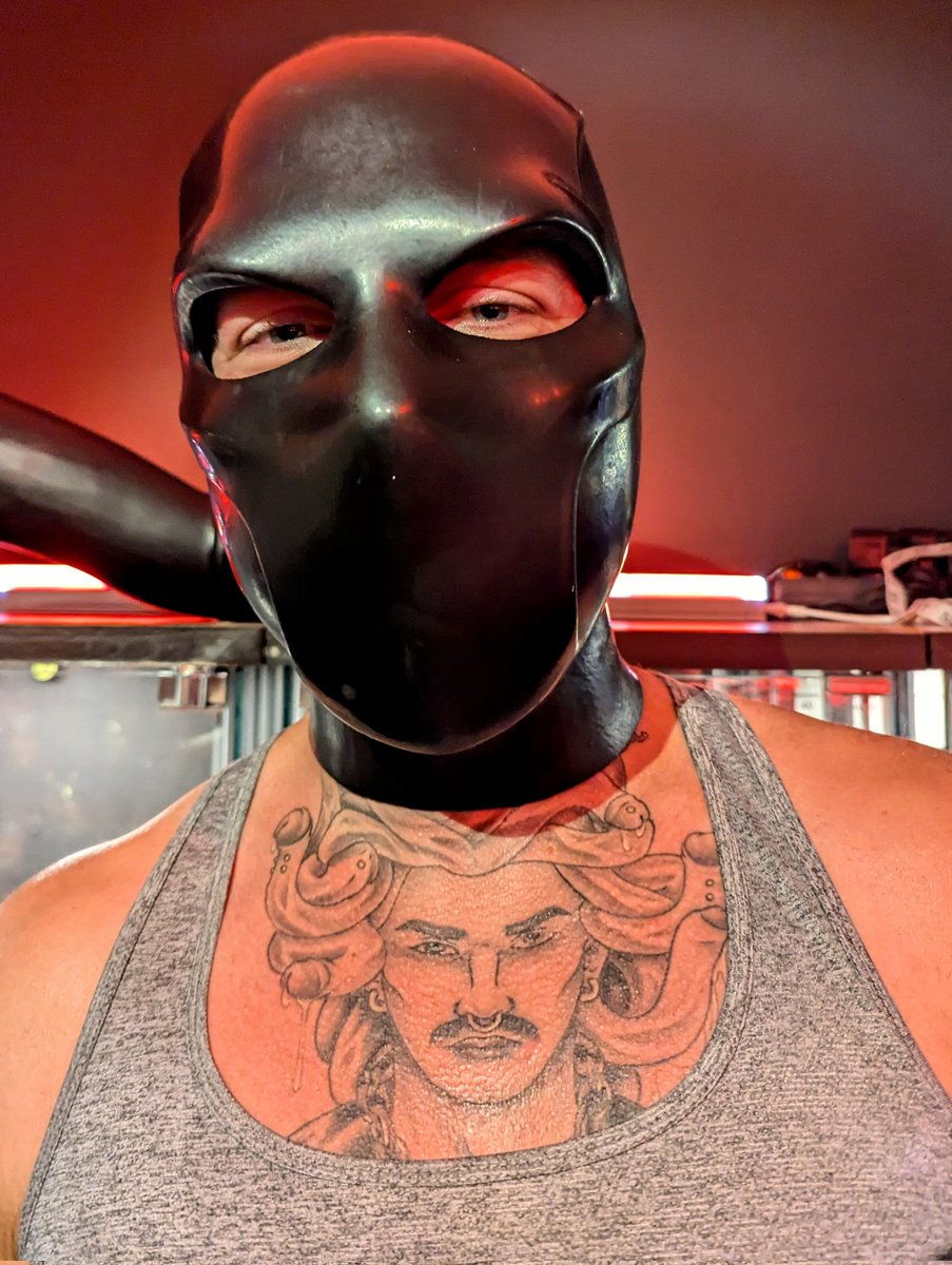 TheFreakCast's tweet photo. Instantly fell in love with @Boxergc and everything and everyone in there - especially this @Smitizen mask! Who wants to send me a huge amount of cash so I can go on a massive spending spree?! Anyone? Anyone?.. https://t.co/TDFNEyhZI8