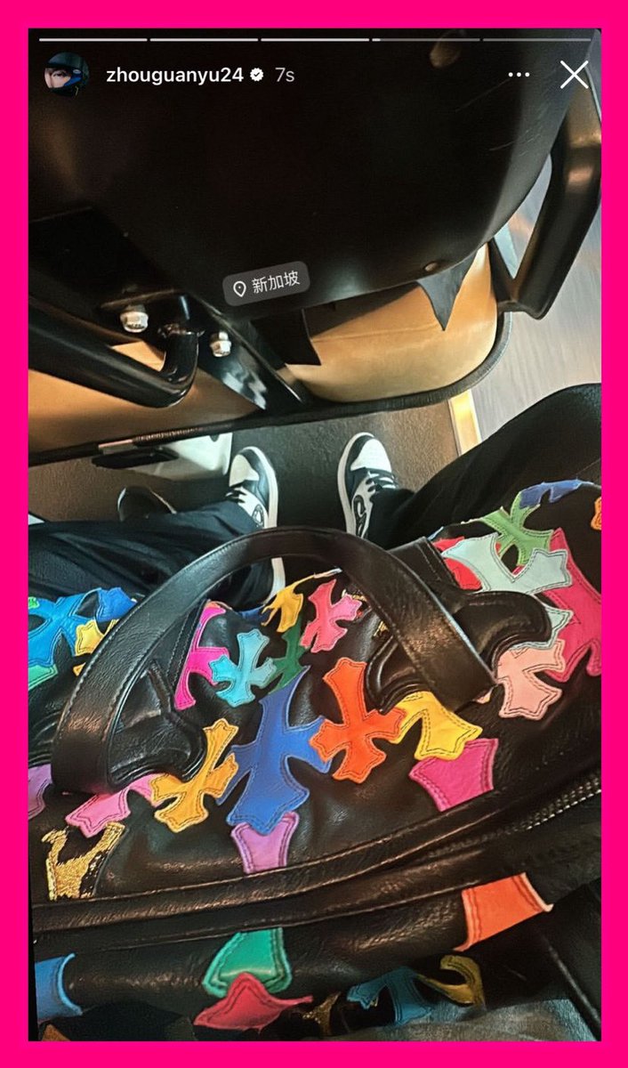 freakyformula1's tweet photo. #F1STYLE: Zhou Guanyu hikayesinde fiyatı 432.017 TL olan Chrome Hearts çantasını ve fiyatı 41.582 TL olan Dior ayakkabılarıyla dikkat çekti,bu paranın kaynağının nereden geldiğini sorgulattı.🤔 https://t.co/Pl9r5Oygwf