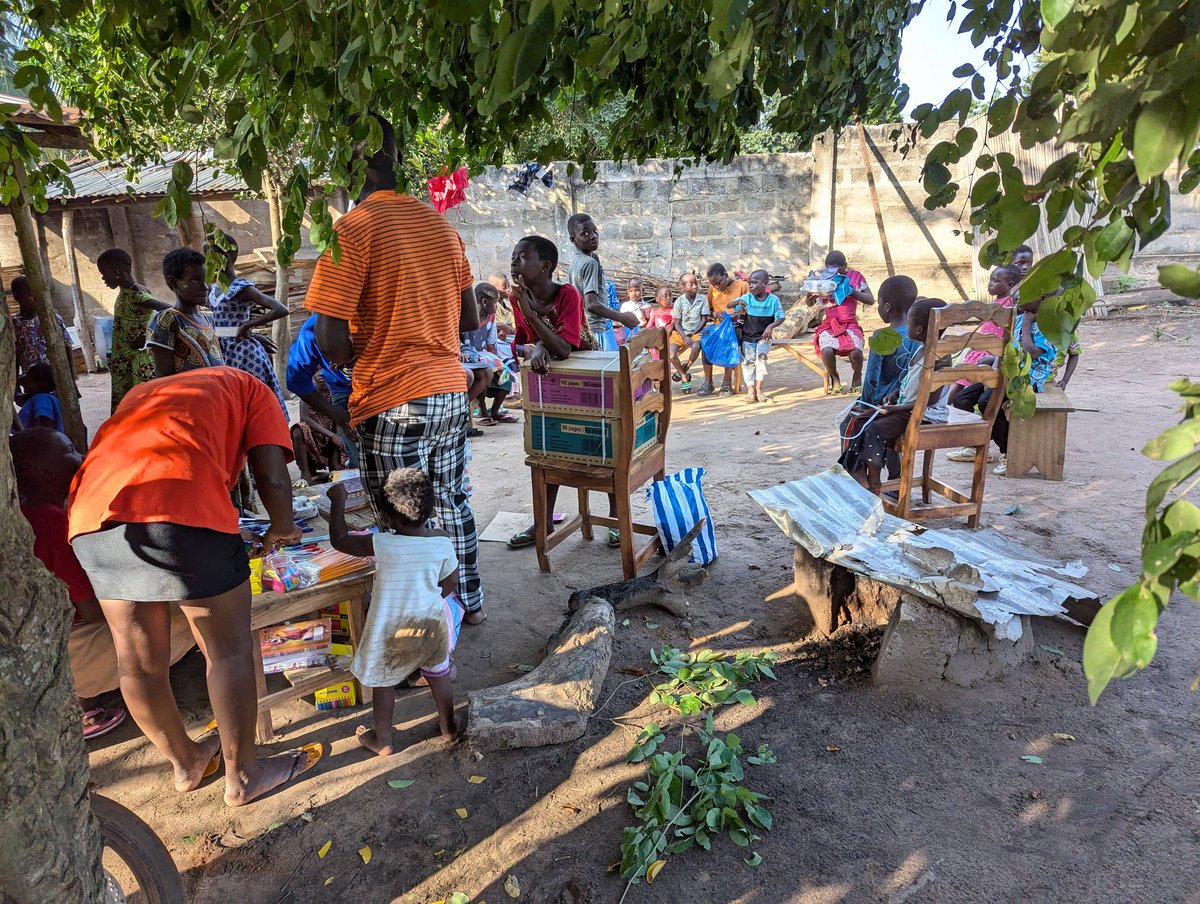 Chers soutiens,
Depuis le début de notre aventure en 2016 jusqu'à aujourd'hui, vous avez été des piliers précieux. Chaque rentrée scolaire, nous avons eu le privilège d'apporter des sourires aux enfants, qu'ils soient pensionnaires de <a href="/FaodOrphelins/">FAOD-Togo association</a> ou non, grâce à votre soutien!