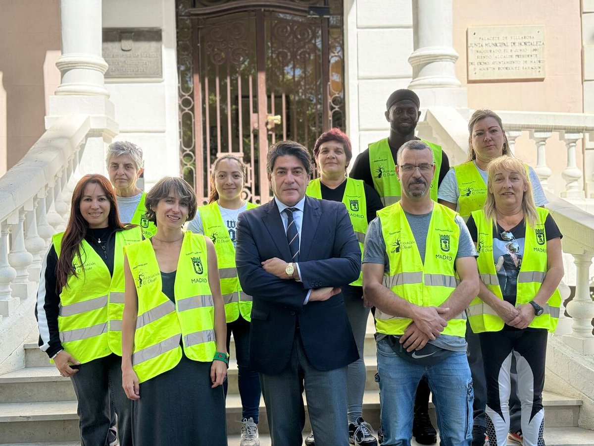 JMDHortaleza's tweet photo. 📢La #UnidadColaboraciónDistrital de #Hortaleza finaliza su proyecto tras 190 actuaciones beneficiando a AMPAS, asociaciones, comercios, Centros Municipales de Mayores y vecinos

✅El concejal @davidperez ha agradecido a sus integrantes sus dos años de trabajo en el distrito https://t.co/eMWIFFLCgT