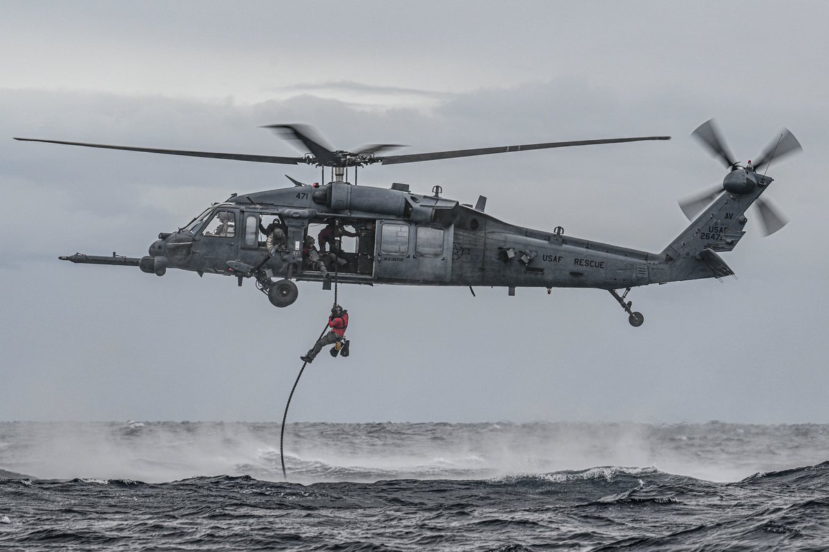 US_EUCOM's tweet image. Rapid response, global reach 🚁

U.S. Air Force pararescuemen from the 57th Rescue Squadron fast rope from a HH-60G Pave Hawk during Personnel Recovery Agile combat Employment Croatia 24 near Pula, Croatia, Sept. 10 #NATO #ReadyandPostured #WeAreNATO