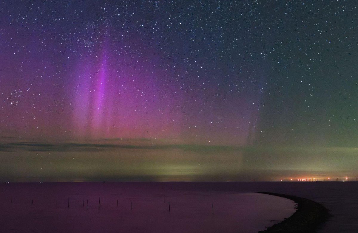 Komende nacht kans op zichtbaar #noorderlicht: facebook.com/noorderlichtja… foto: Roy Keeris