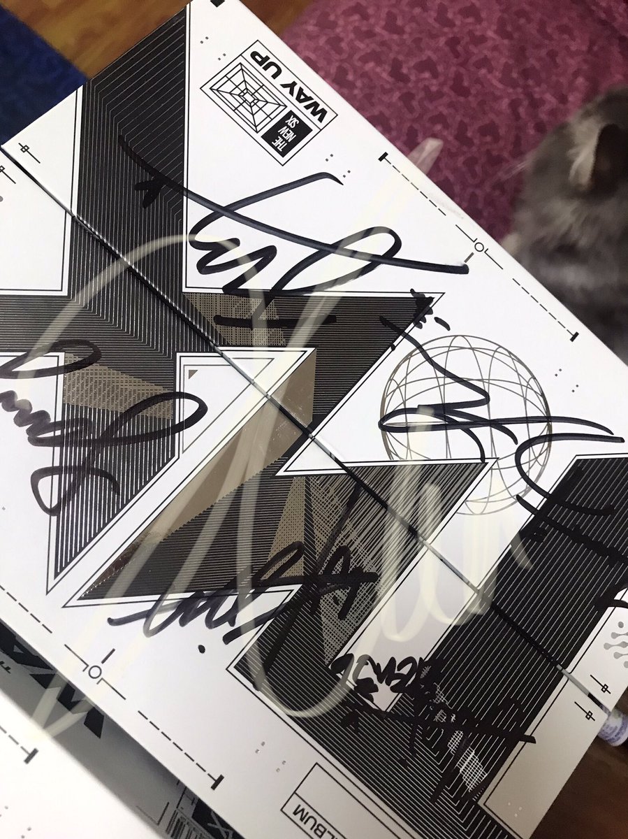 c_chaew0ns's tweet image. hii boleh tak anyone bagitau berapa mp signed album ni kalau nak jual :)) #pasarTNX