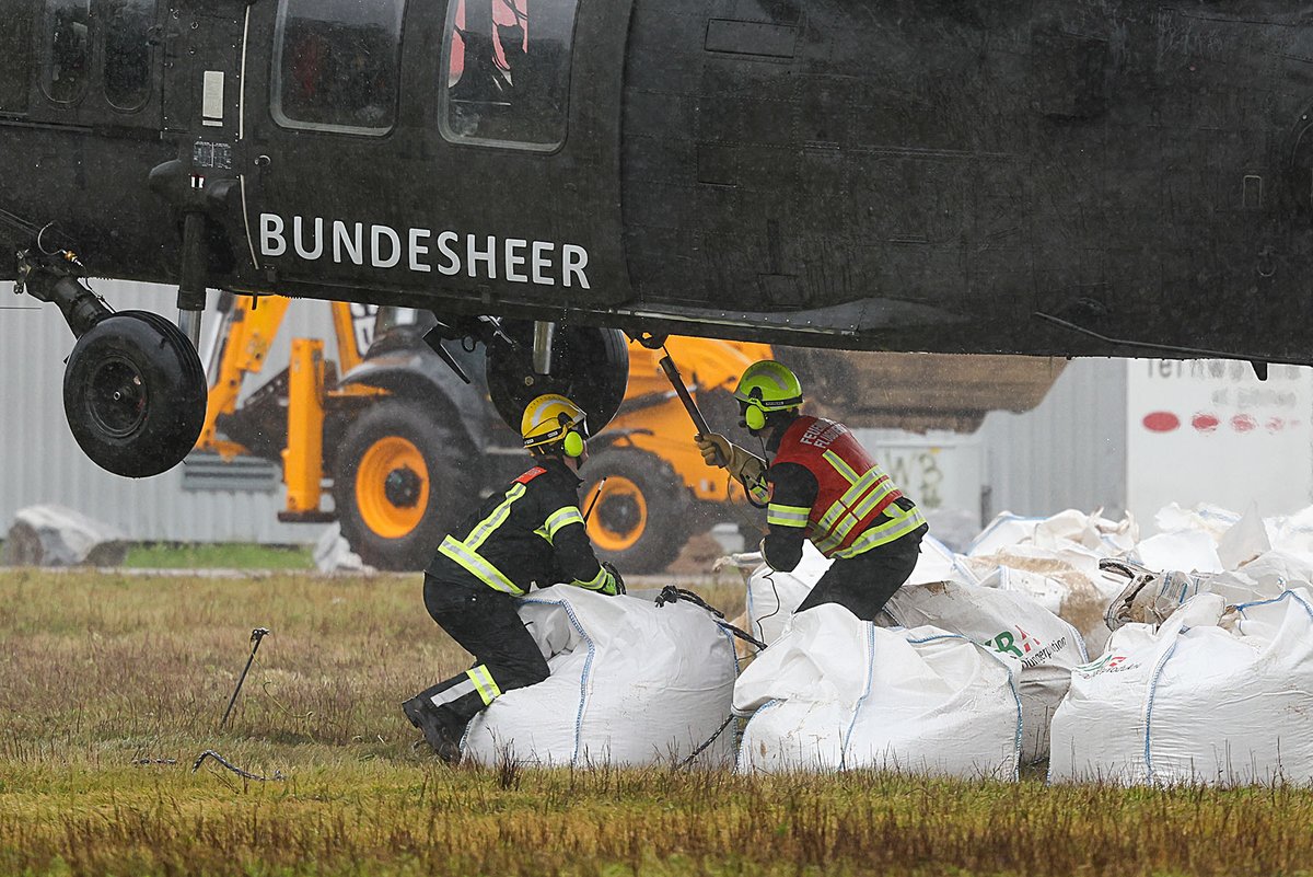 <a href="/Bundesheerbauer/">Michael Bauer</a> Noch eindrucksvoller war die Hohe Kunst des Fliegens erkennbar beim Anhängen der Big Bags.