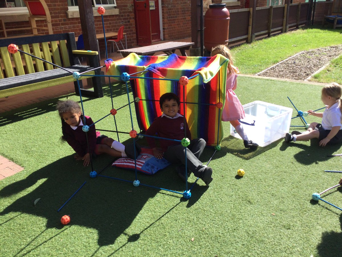 ThamesideSch's tweet photo. Our motto in Year 1 this afternoon was ‘teamwork makes the dream work!’ #eaglestps #hawkstps https://t.co/vDkXEKjQT2