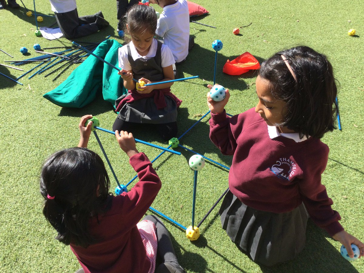 ThamesideSch's tweet photo. Our motto in Year 1 this afternoon was ‘teamwork makes the dream work!’ #eaglestps #hawkstps https://t.co/vDkXEKjQT2