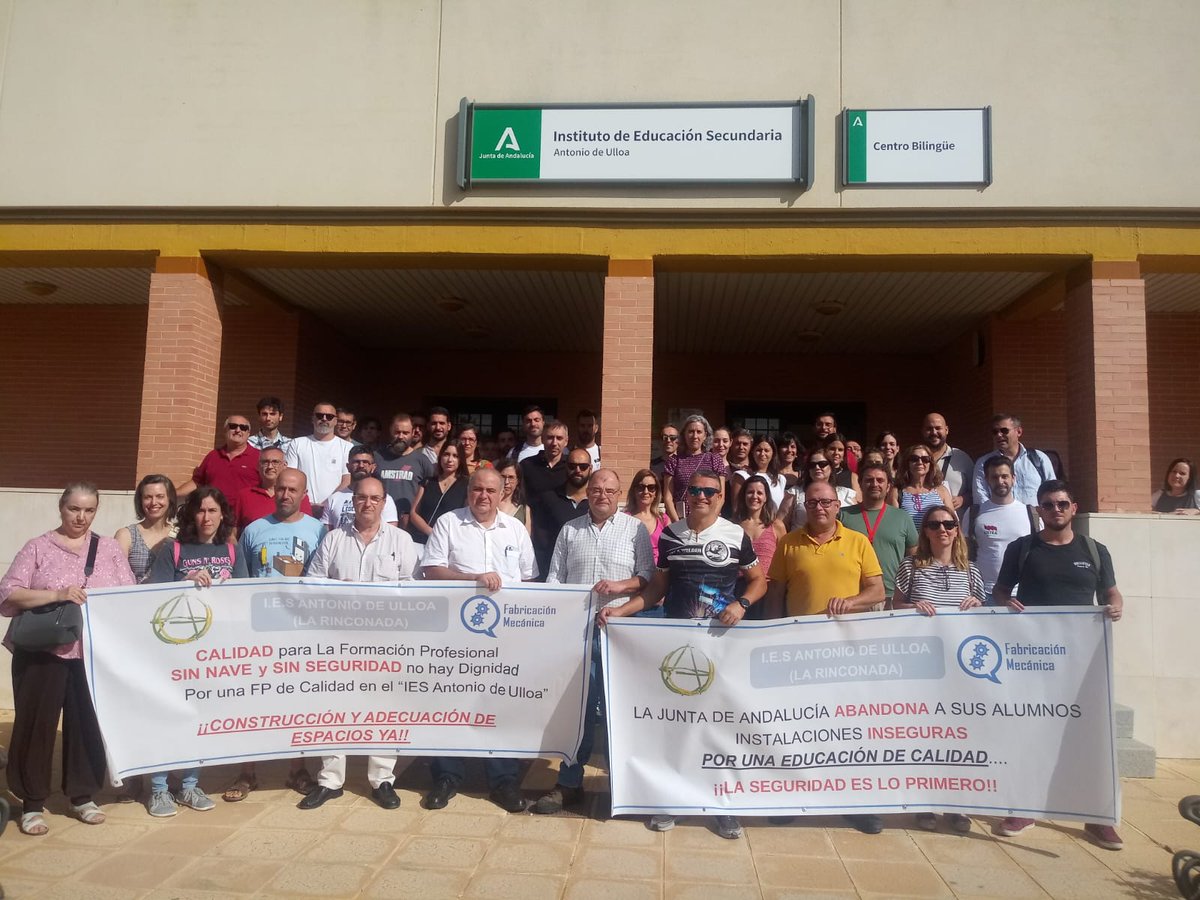 usteasevilla's tweet photo. Esta mañana  #USTEASevilla ha acompañado a la comunidad educativa del IES Antonio de Ulloa de La Rinconada, reclamando la construcción de una nueva nave para las enseñanzas de FP.
#USTEADaLaCara 
#USTEAPorLaPública https://t.co/9dndK6LP08