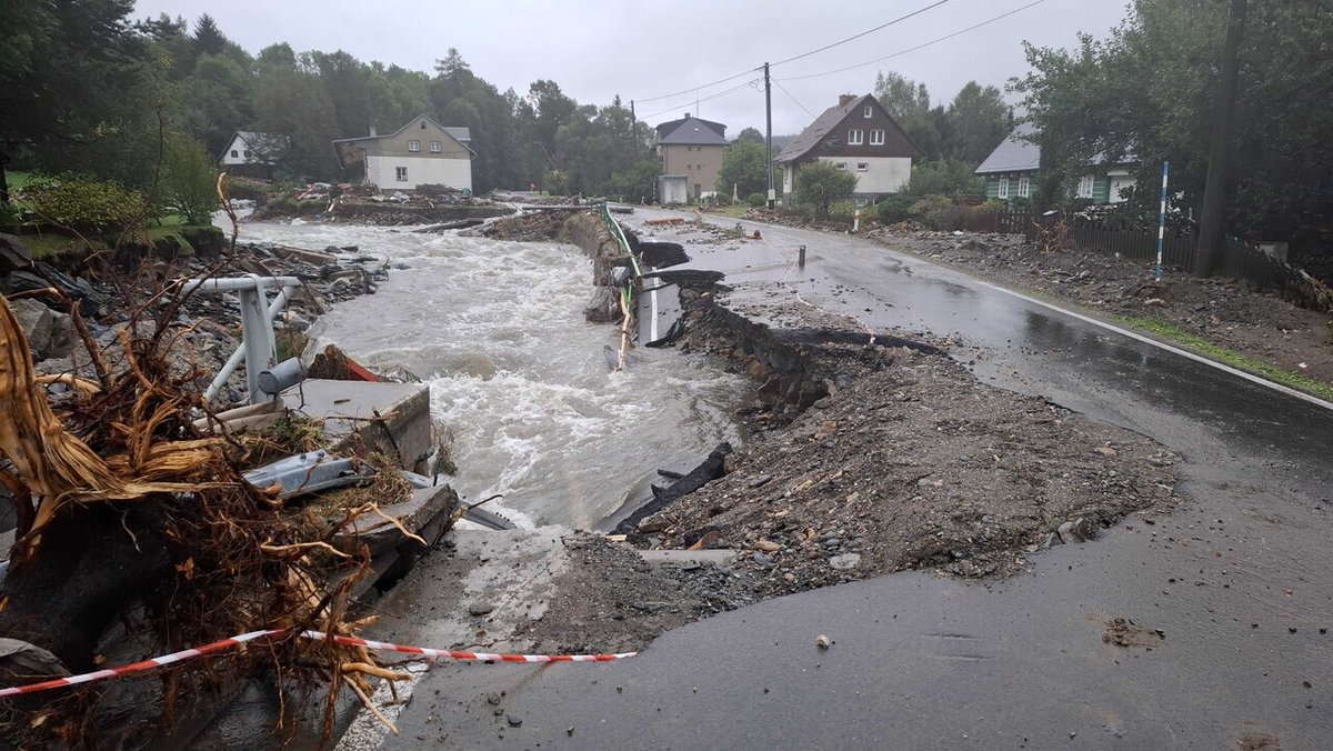 CharitaCesko's tweet photo. ❗🌊Náš kolega je v Bělé pod Pradědem a Bukovicích. Na Jesenicku za sebou voda zanechala silné stopy.

Podle fotografií je jasné, že potřeba pomoci bude veliká. Zapojte se i vy a přispějte na sbírku CHARITA PRO OBĚTI POVODNÍ. 🙏
👉 https://t.co/yEis5xzMrz https://t.co/CPUOPwIigZ