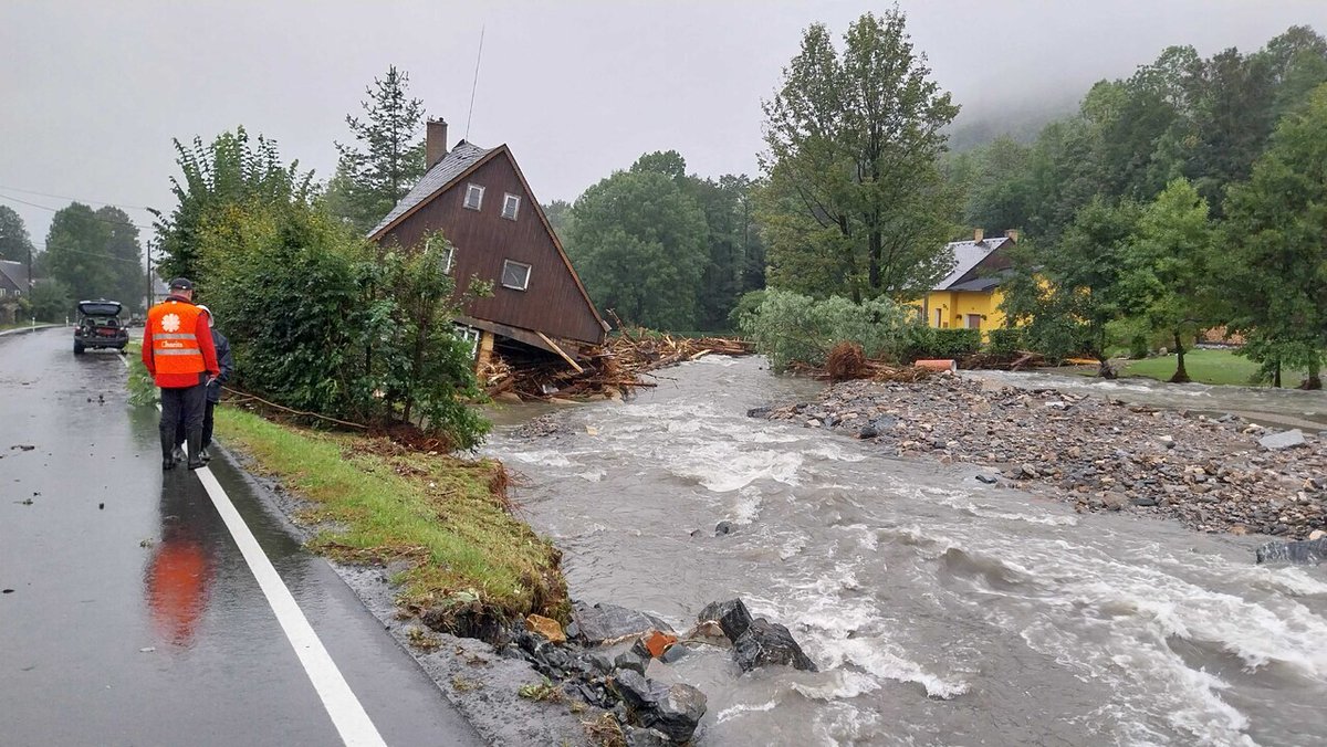 CharitaCesko's tweet photo. ❗🌊Náš kolega je v Bělé pod Pradědem a Bukovicích. Na Jesenicku za sebou voda zanechala silné stopy.

Podle fotografií je jasné, že potřeba pomoci bude veliká. Zapojte se i vy a přispějte na sbírku CHARITA PRO OBĚTI POVODNÍ. 🙏
👉 https://t.co/yEis5xzMrz https://t.co/CPUOPwIigZ