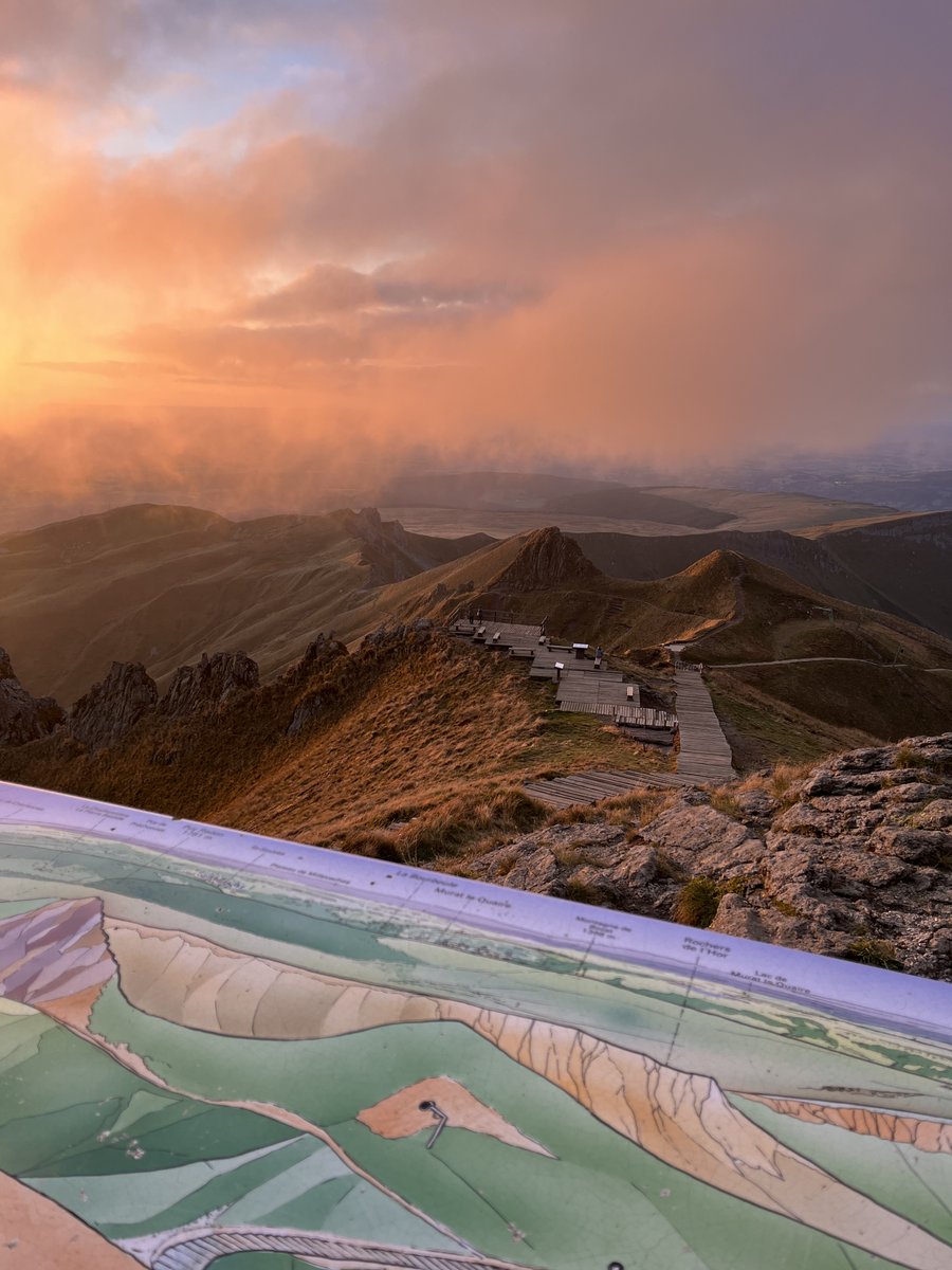 Le sommet du Puy de Sancy, point culminant du Massif central, a été réévalué à 1884,82 mètres d'altitude ! ⛰️

Mesuré par des géomètres le 26 juillet, une plaque en lave émaillée, indiquant la nouvelle mesure, sera prochainement installée au sommet pour marquer la mise à jour 😍
