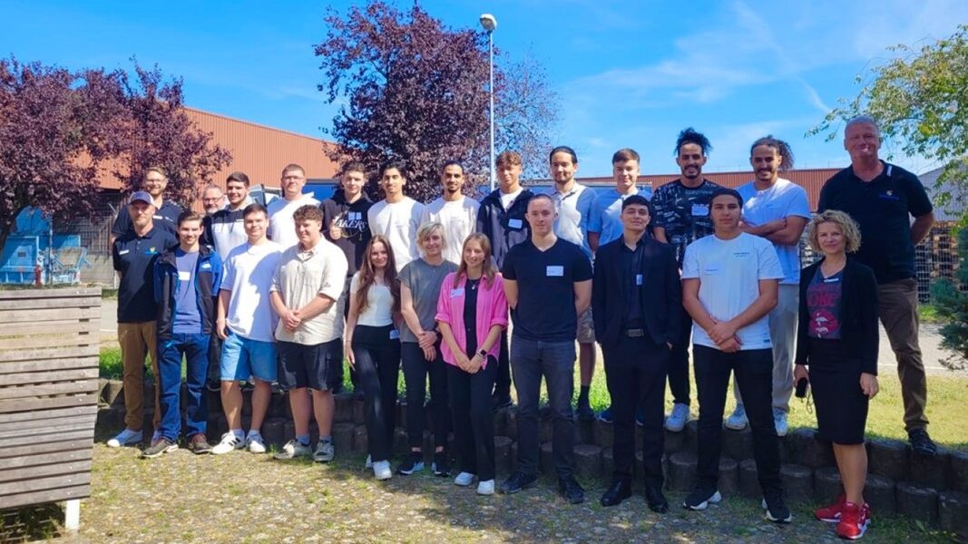 WinDoorExpert's tweet image. 🟥On 1 September 2024, 61 young men and women started their apprenticeships at profine GmbH. Of these, 42 began their professional careers at the Pirmasens site, while 19 trainees started in Berlin.

windoorexpert.eu/news/news,3634…

#pvcwindows #pvcsystems @profineGroup