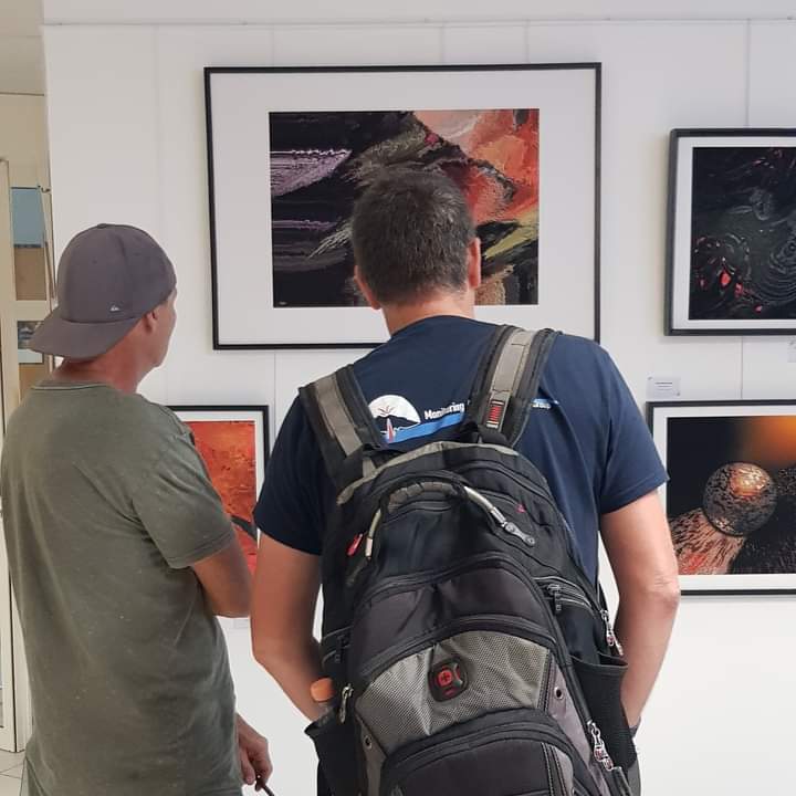 Retour en images 📷 sur le vernissage de l'exposition :

🎨 N.A.P..Non analogic painting : un nouveau paradigme ?
de Jean Maréjano

Toutes les œuvres de cette exposition ont été créées exclusivement grâce à l'outil informatique. 💻
Jusqu'au 31 octobre ! 

Entrée libre et gratuite