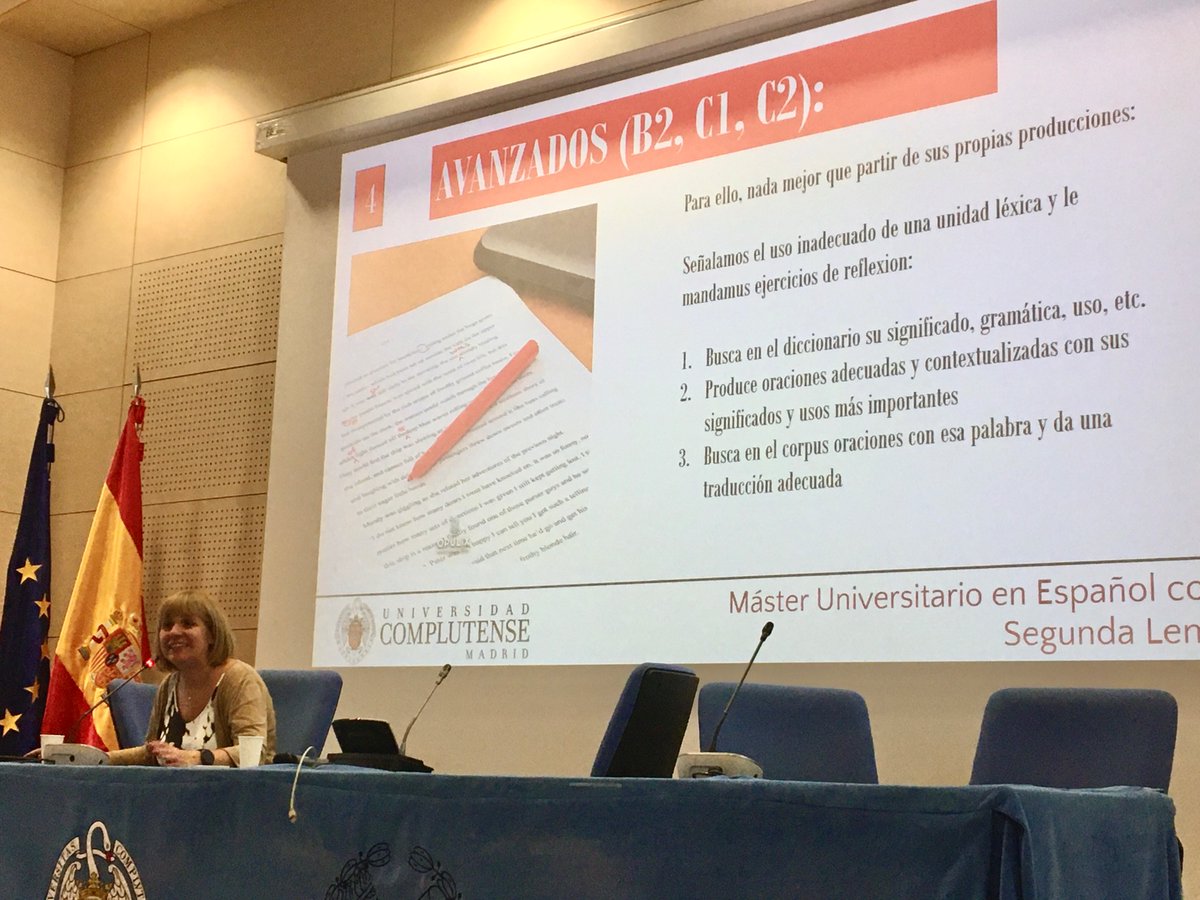 chacunin's tweet image. Redes de palabras unidas mágicamente por @m_horno en una conferencia espectacular que inaugura nuestro máster en @compluele El don de explicar la complejidad del lexicón mental de forma sencilla e inspiradora