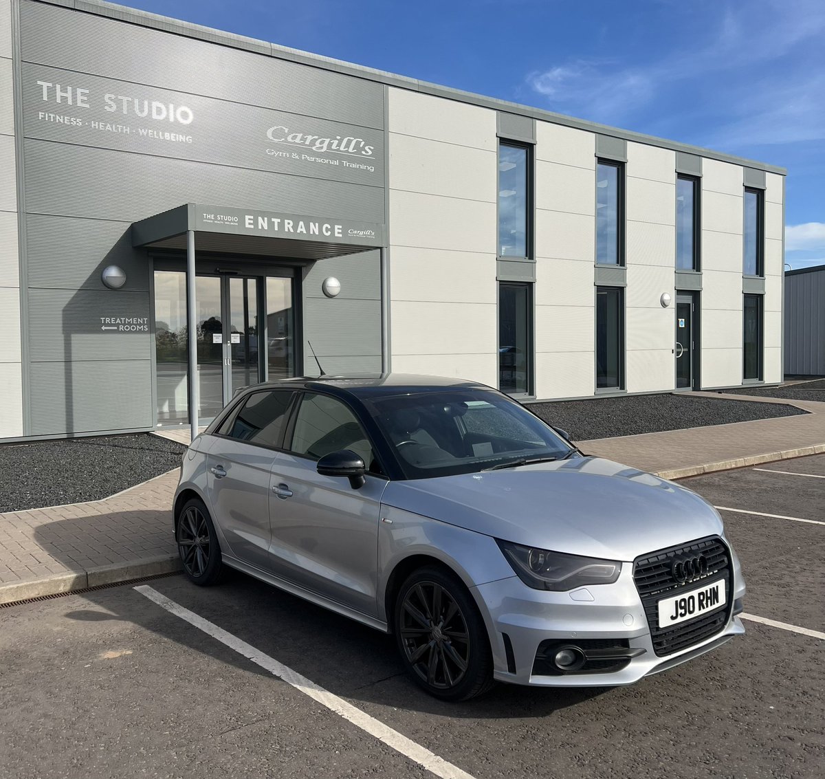 After a few months in new house I decided to see how long it takes to walk 🚶🏽‍♂️ to the gym. 💪🏼

Embarrassed 😳 I haven’t done this more often finding out it’s less than 15 minutes. 😂

Left the car there to force me back up this evening for cardio and abs. 🥲🥲

#MondayMotivation