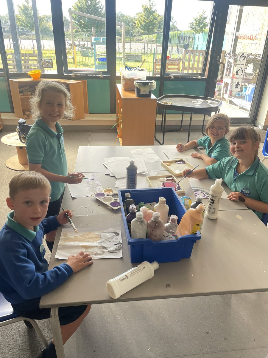 Misstaylor24117's tweet photo. Joio yn Clwb Celf Meddylgarwch cynta’r flwyddyn!🖌️
Enjoying in our first Mindfulness Art Club of the year🎨
@nanttalwg https://t.co/WXZNVvoGgc