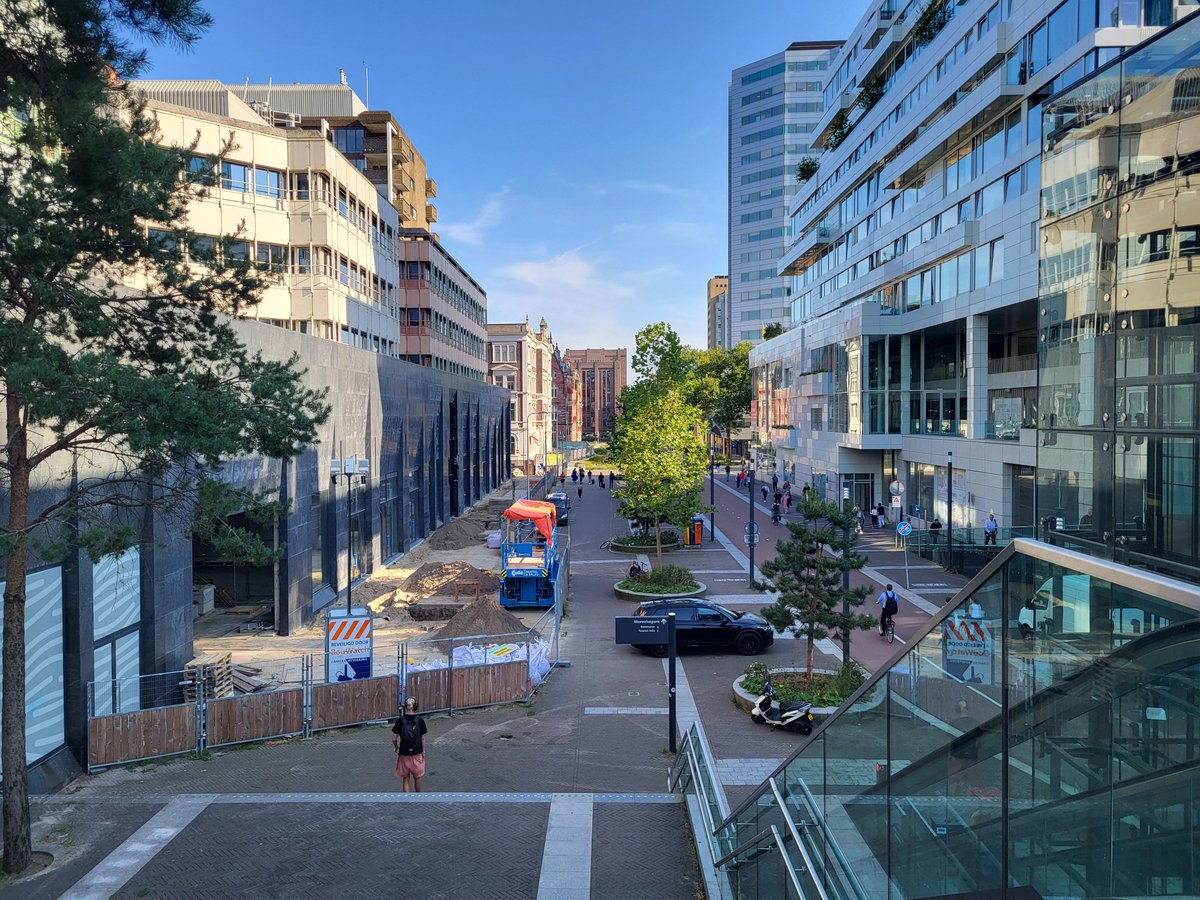 Werk aan de winkel bij de Moreelsehoek. We richten de openbare ruimte in met onder meer 7 extra groenbakken. We werken hier tot half oktober, het groen komt in het plantseizoen (november-april). Meer weten? cu2030.nl/moreelsehoek