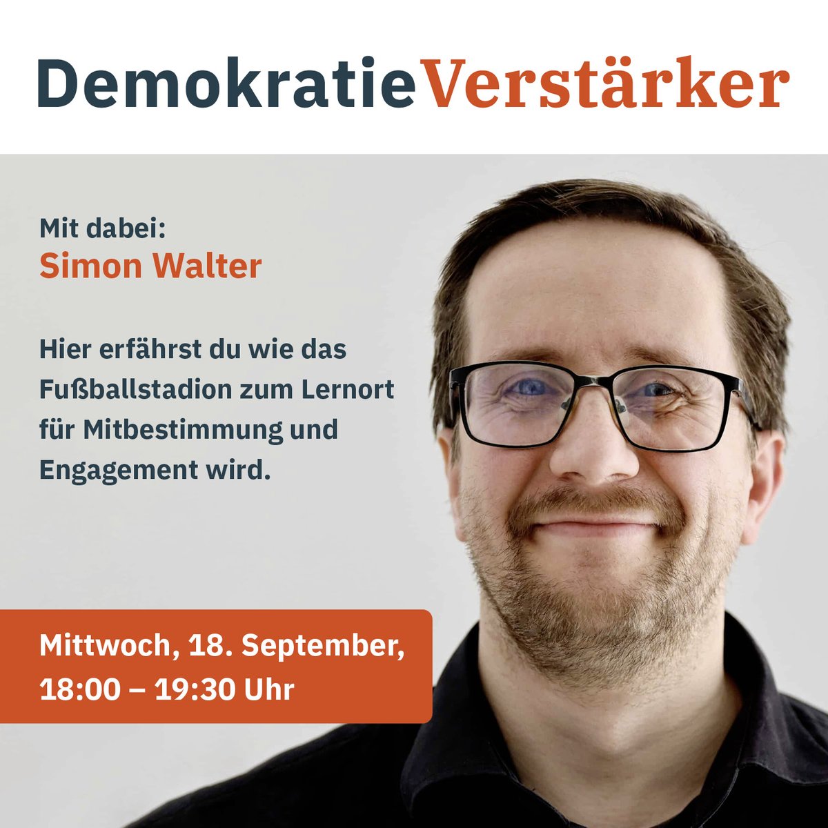 #Fußball &amp; #politischeBildung - das geht zusammen? Na klar, sagt Simon Walter von "Lernort Stadion". Seit 2009 bringt der Verein politische Bildungsangebote für Jugendliche in die Stadien. Im #DemokratieVerstärker am 18.09. berichtet er davon. 👉 Anmelden: demokratieverstaerker.org
