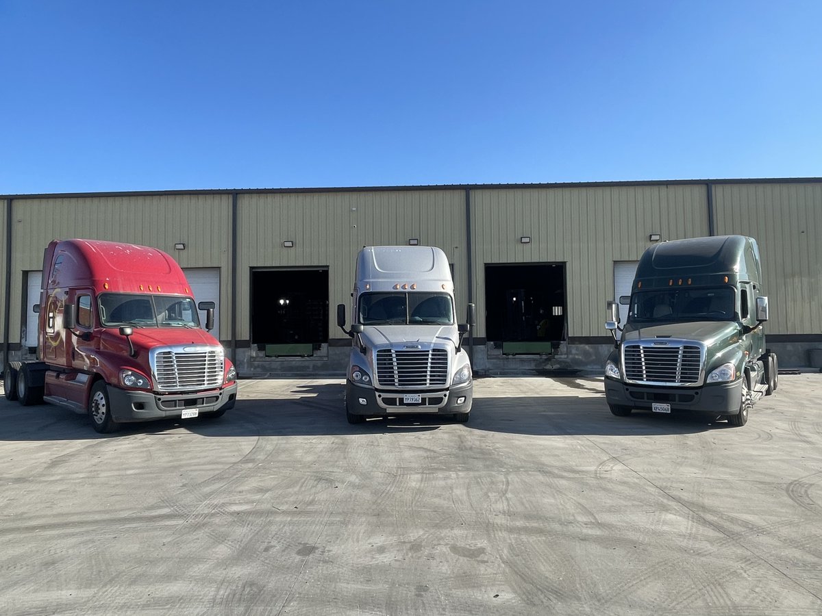 PortXLogistics's tweet image. Did you know that our drivers collectively cover millions of miles each year? 

We’re proud of the network we’ve built together—one that’s dependable, far-reaching, and full of people who go the extra mile every day.

#ExtraMile #OurNetwork #SupplyChain #Truckers #TruckingNetwork