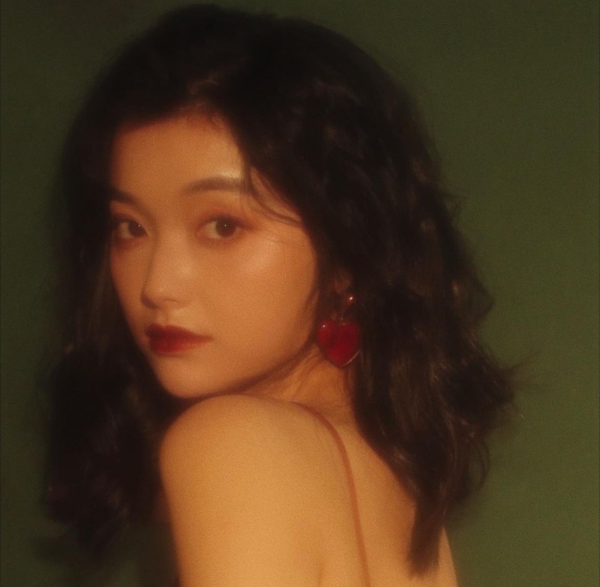 NoContxtBton's tweet image. Michelle Mao is Rosamund Li. Beautiful, vain, &amp;amp; eager to please her mother, Rosamund is Araminta’s eldest daughter &amp;amp; most prized possession. Rosamund sets her sights on Benedict this social season. And, just like her mother, Rosamund is determined to get what she wants.