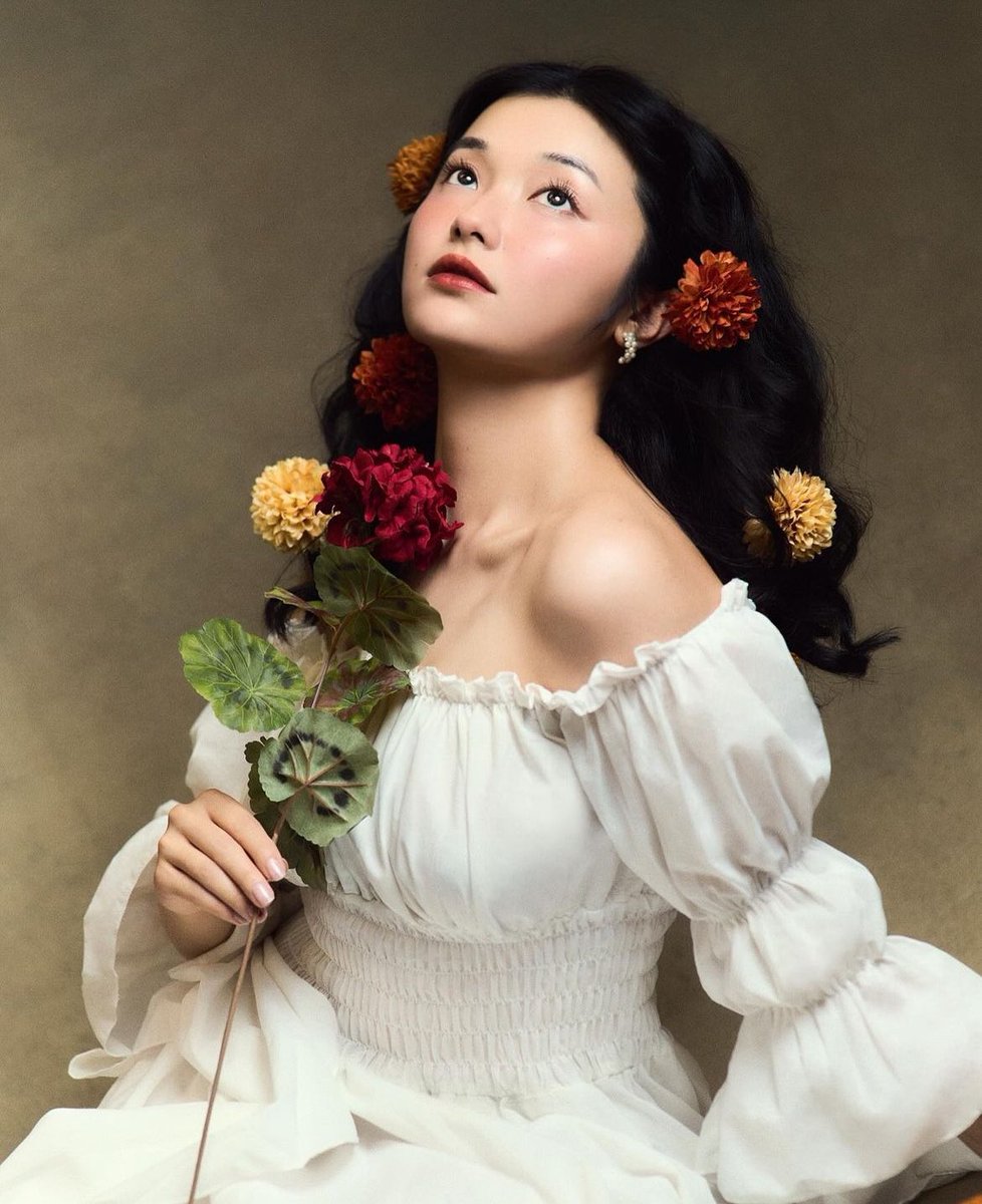 NoContxtBton's tweet image. Michelle Mao is Rosamund Li. Beautiful, vain, &amp;amp; eager to please her mother, Rosamund is Araminta’s eldest daughter &amp;amp; most prized possession. Rosamund sets her sights on Benedict this social season. And, just like her mother, Rosamund is determined to get what she wants.