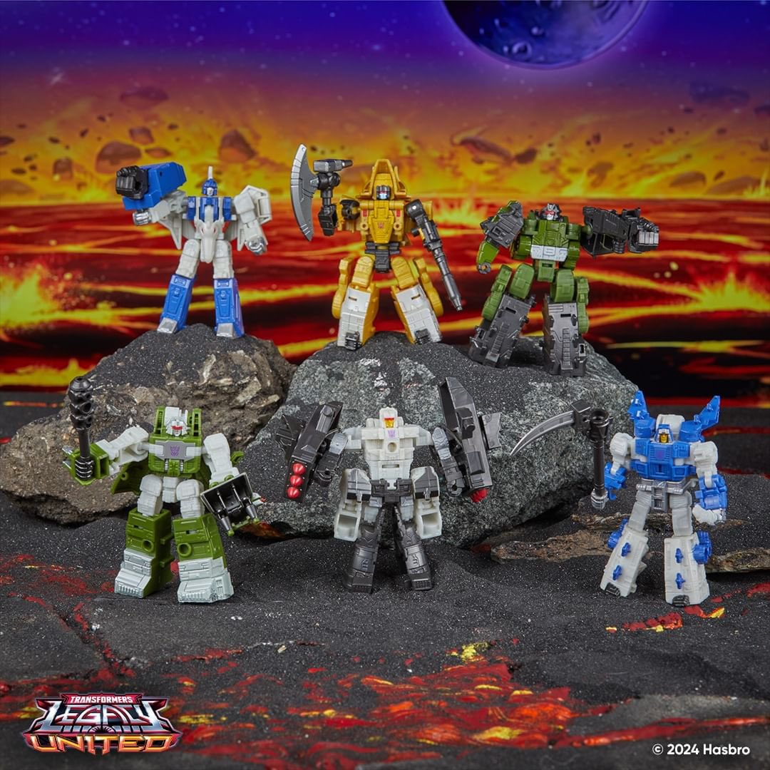 collectxdestroy's tweet image. As seen at #HasbroPulseCon2024, join the Dinobots in celebrating 40 years of Transformers action with the Transformers Legacy United Dinobot Dinoking Multipack! This multipack features 6 Transformers action figures that convert between robot and dinosaur mode with articulated…