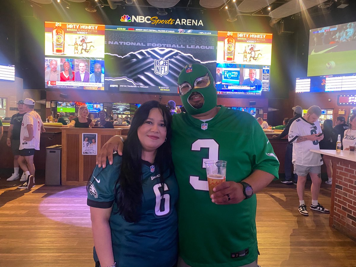 ArielSimpson16's tweet photo. Claudia and Alfredo Martinez made the trip from Eagle Pass, Texas to attend their first Eagles game at Lincoln Financial Field. https://t.co/FFP9gngMpG