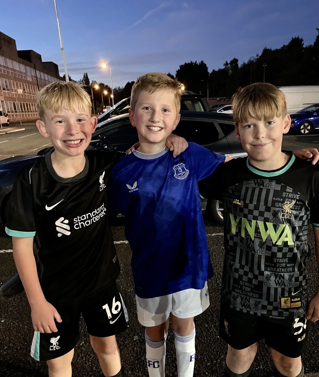São Paulo boys working hard on their technique in the ‘cage’ tonight ⁦<a href="/FootballPerfor3/">FPA FC</a>⁩ ⁦