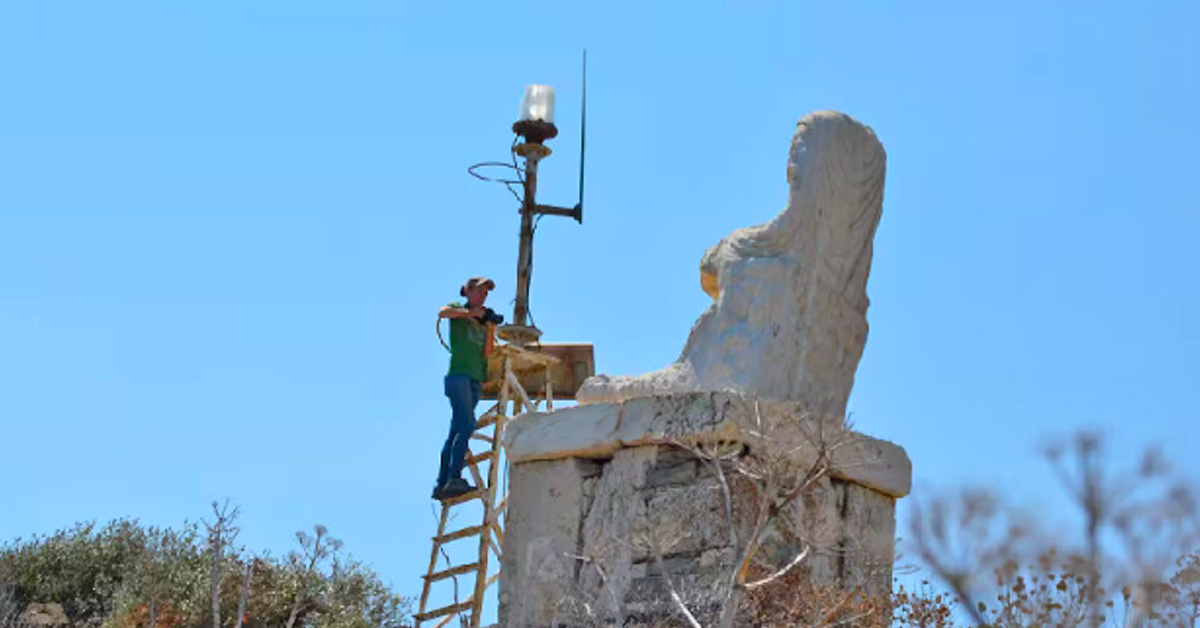#ICYMI: <a href="/UofT/">University of Toronto</a> researchers spoke to <a href="/CBCQuirks/">Quirks & Quarks</a> about summer fieldwork that took them deep underground, high up in the Earth’s stratosphere, and back down to Earth, to a Greek island that’s home to a mysterious Roman statue.

Listen here: bit.ly/4glfA4R