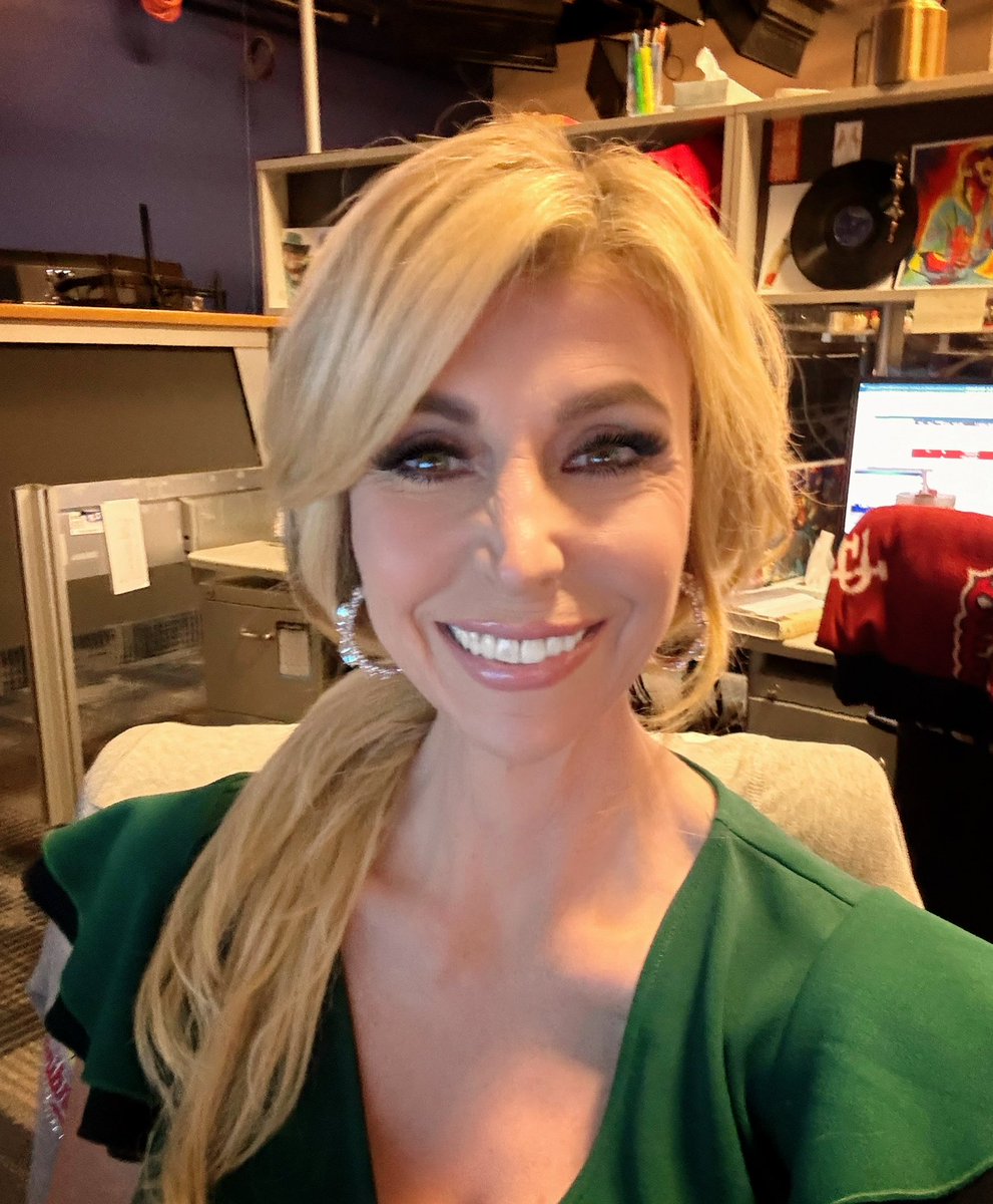 Happy Monday! It’s the final week of summer! I love everything about Autumn &amp; can’t wait to see the colors changing, boot season &amp; all the flavors. What’s your favorite season and why? <a href="/FOX2now/">FOX2now</a>