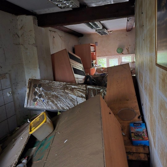 Mamy pierwsze zdjęcie z ośrodka pana Jerzego w Kłodzku. Tak jak zapowiadaliśmy, została utworzona zbiórka  <a href="/ratujemy/">RatujemyZwierzaki.pl</a>  na odbudowę ośrodka Jerzy dla Jeży. 
ratujemyzwierzaki.pl/ratujemypopowo…