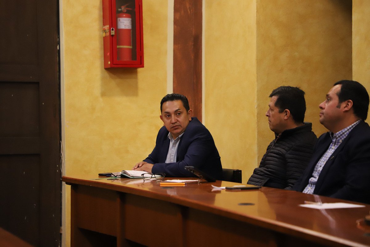 MunicipioGualaceo (@gualaceogad) on Twitter photo Cada lunes, nuestro alcalde <a href="/marcotapiajara/">Marco Tapia Jara</a> evalúa la gestión de cada departamento y dirección. En esta ocasión se plantearon objetivos a corto plazo que cada director y jefe debe de cumplir.
El trabajo y la coordinación es fundamental para nuestra administración. Cada lunes, nuestro alcalde <a href="/marcotapiajara/">Marco Tapia Jara</a> evalúa la gestión de cada departamento y dirección. En esta ocasión se plantearon objetivos a corto plazo que cada director y jefe debe de cumplir.
El trabajo y la coordinación es fundamental para nuestra administración.