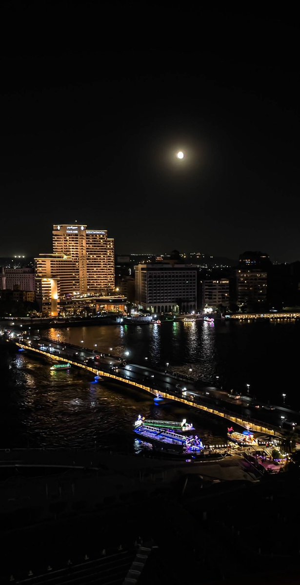 حتى      حزنها     أنيق
في ليل هادي : مشت