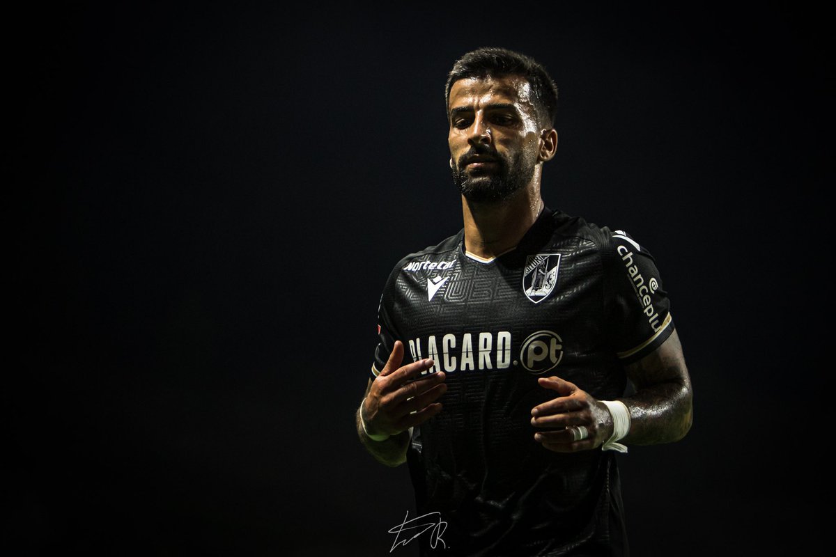 Luisrib3's tweet photo. Vitória à conquista! ⚔️
Desta vez em Braga. ✅

Braga 0 - 2 Vitória SC https://t.co/pqEU32IYsj