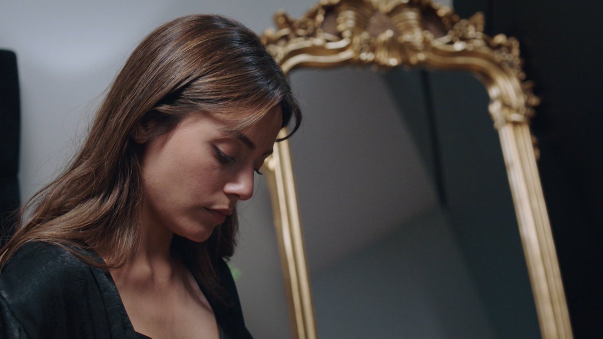 Şu durum o kadar canımı sıkıyor ki anlatamam bu kız gene mutsuz gene aldatılıyor üstelik evlendi onu bile geçiştirdiler doğa evleniyor diye fatihin kahroluşunu izleyemedik ama fatih evlenirken doğayı ağlatıp üzüntüden kahrettiler bize de izlettiler biz bunu
 HAKETMEDİK BEEEE .