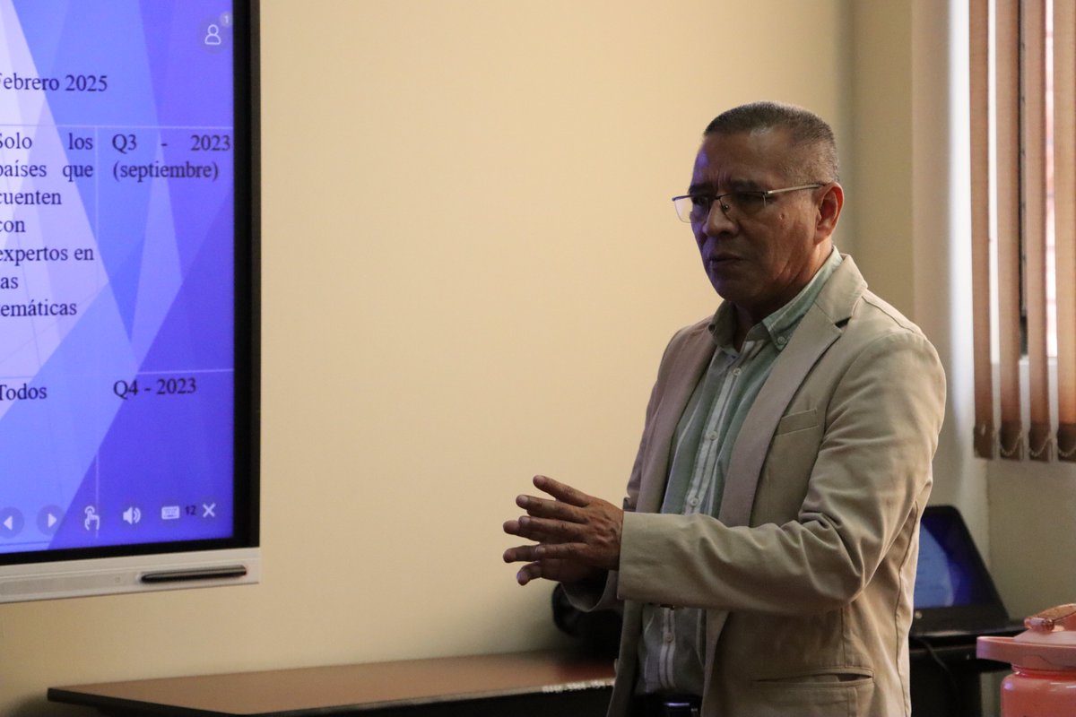 LABTOX_UES's tweet photo. el Decano de la Facultad de Ciencias Naturales y Matemática, Luis Gilberto Parada, y el director técnico del Laboratorio de Toxinas Marinas, Oscar Amaya, se reunieron hoy con Karla Escobar, de la Agencia de El Salvador para la Cooperación Internacional https://t.co/CxqeAZUSs8 https://t.co/CFHatuehp1