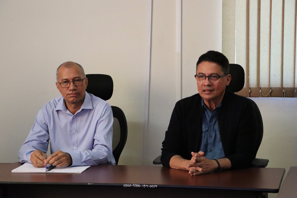 LABTOX_UES's tweet photo. el Decano de la Facultad de Ciencias Naturales y Matemática, Luis Gilberto Parada, y el director técnico del Laboratorio de Toxinas Marinas, Oscar Amaya, se reunieron hoy con Karla Escobar, de la Agencia de El Salvador para la Cooperación Internacional https://t.co/CxqeAZUSs8 https://t.co/CFHatuehp1
