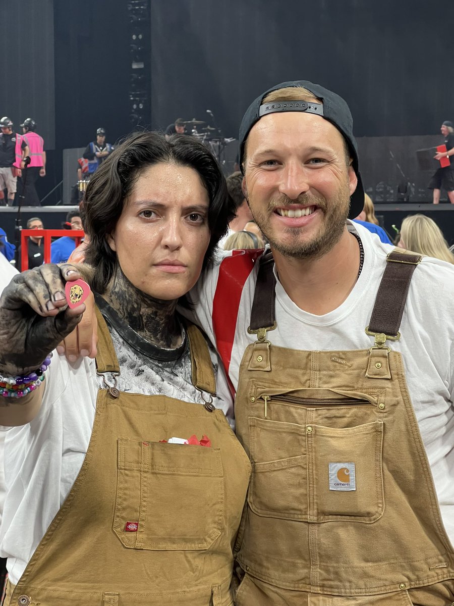 watclikkieswear's tweet photo. WHAT'S YOUR ETA? Well fashionably late actually! @twentyonepilots from #clancyla @thegreatdinner ❤️🖤 https://t.co/sGyUkH7KaY