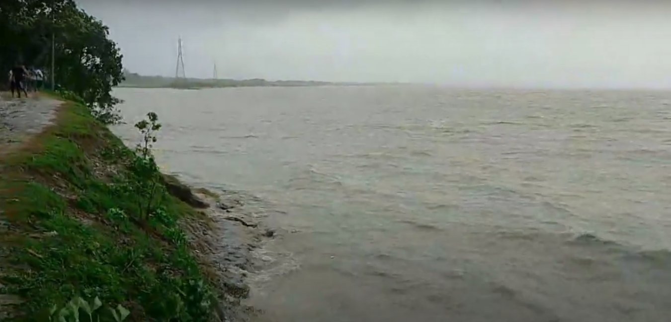 কুষ্টিয়ায় পদ্মার তীব্র ভাঙন: ঝুঁকিতে হাজারো পরিবার ও মহাসড়ক