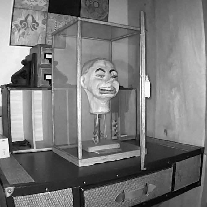 มีผู้ชายคนนึงได้รับโมเดลหัวตุ๊กตาหน้าตาน่ากลัวเป็นของขวัญจากเพื่อน เขาเลยเอามันไปเก็บไว้ในกล่องแต่ลูกก็บอกมันขยับได้ ด้วยความสงสัยเขาเลยตั้งกล้องไว้ กลายเป็นว่าหุ่นนี้ปากขยับพูดเอง! (มีต่อ)