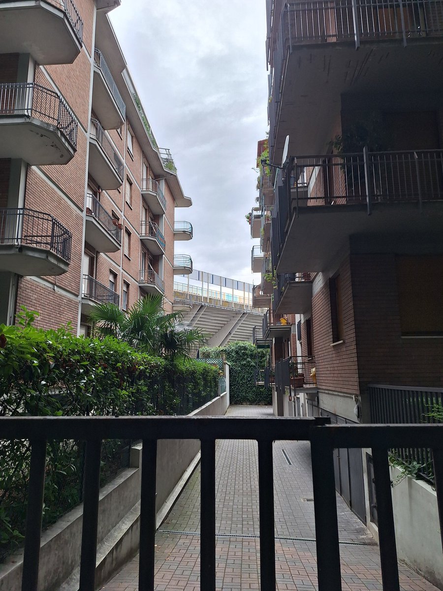 Potentielt ny nr. 1 efter i dag? Jeg tror det ikke. Parma har i perioder været blandt de bedst spillende.

Charmerende stadion og med lejligheder der har det i sin baghave. Alligevel kan man nu nok forstå, at man arbejder for et nyt (hvem gør ikke det?)

#serieadk #ParmaUdinese