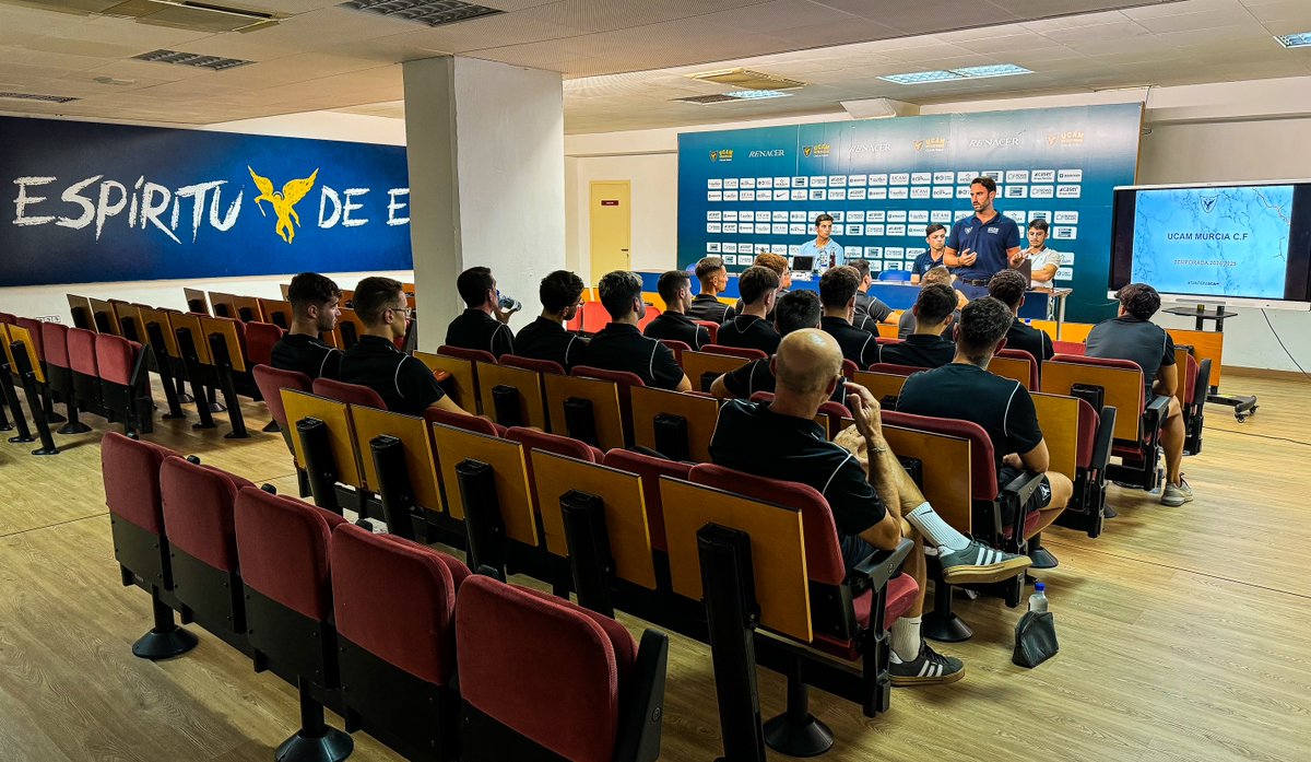 UCAMMurciaCF's tweet photo. 👨🏻‍🏫 Primera charla de metodología para los técnicos de nuestra #CanteraUCAM de cara al inicio liguero 2024/25.

📍 Sala de prensa del Estadio BeSoccer La Condomina. 

📰 https://t.co/IQay2EC5Lb https://t.co/1lyDJU5niG