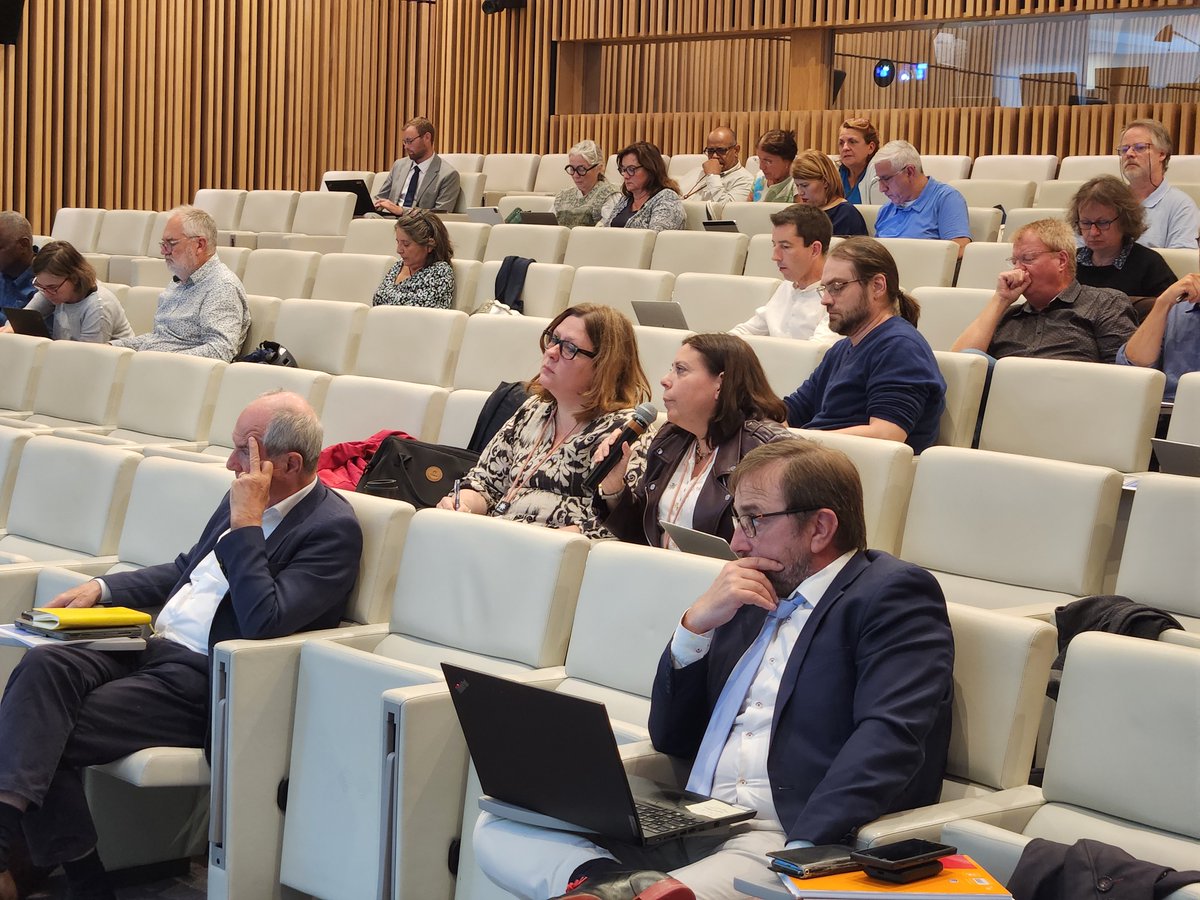 Cet après-midi, <a href="/CarinePELEGRIN/">Carine PELEGRIN</a> a assisté au Conseil Interacadémique de l’Éducation Nationale.

Comme chaque année, on ne peut que déplorer la baisse des dotations pour les lycées d'Île-de-France. 
Depuis 2016, ce sont 14 millions d'euros en moins pour l'ensemble de la région.