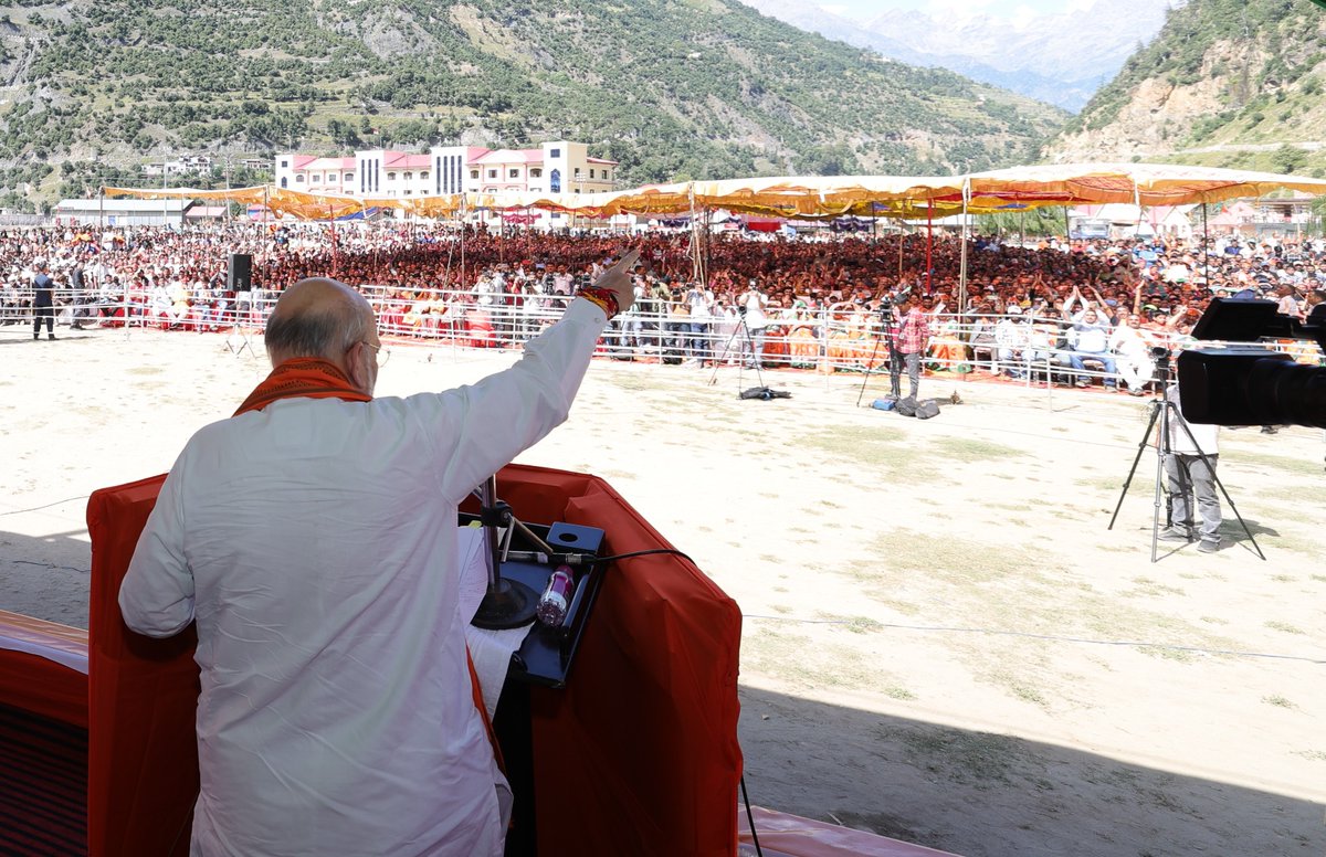 AmitShah's tweet photo. जम्मू-कश्मीर की पैडर-नागसेनी विधानसभा की जनता भाजपा के साथ है।

कांग्रेस और अब्दुल्ला परिवार की तीन पुश्तों ने जम्मू-कश्मीर पर राज किया, लेकिन यहाँ की जनता को कुछ नहीं दिया। अब फिर से ये लोग पाकिस्तान के साथ बातचीत शुरू करना चाहते हैं, लेकिन जब तक आतंकवाद पूरी तरह से खत्म नहीं हो जाता, तब तक हम पाकिस्तान से कोई बातचीत नहीं करेंगे।