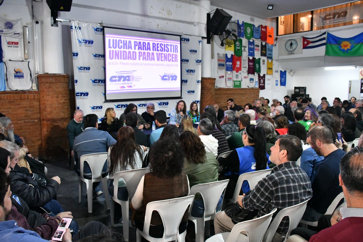 CTAABuenosAires's tweet photo. #AHORA “𝗟𝘂𝗰𝗵𝗮 𝗽𝗮𝗿𝗮 𝗿𝗲𝘀𝗶𝘀𝘁𝗶𝗿. 𝗨𝗻𝗶𝗱𝗮𝗱 𝗽𝗮𝗿𝗮 𝘃𝗲𝗻𝗰𝗲𝗿”
𝘗𝘭𝘦𝘯𝘢𝘳𝘪𝘰 𝘤𝘰𝘯𝘫𝘶𝘯𝘵𝘰 𝘥𝘦 𝘭𝘢𝘴 𝘊𝘛𝘈
Secretarixs Generales debaten y definen colectivamente la continuidad del plan de acción
#Unidad #Masividad
#Soberania #Trabajo #Produccion https://t.co/CnSJzu7RFY