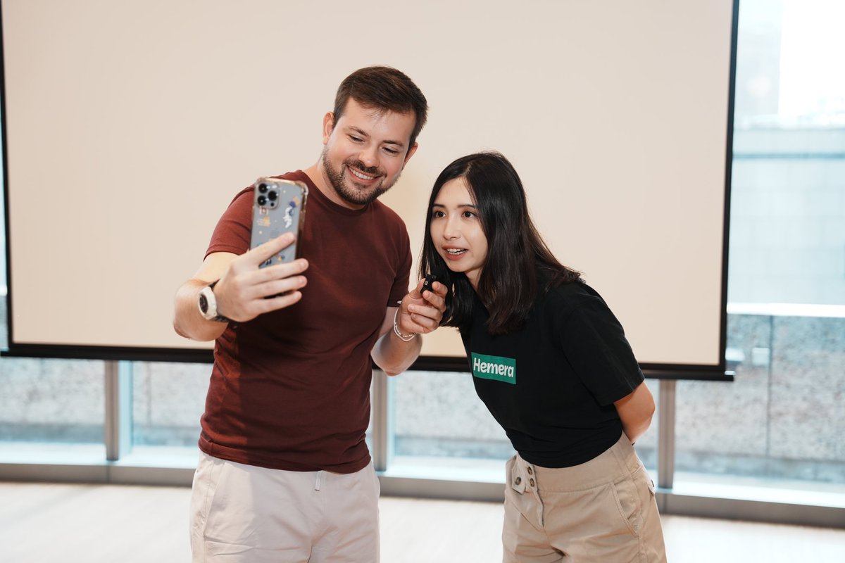 etudiantsam's tweet photo. Perfect day 1 of token week hosting #growthcon, it’s also the first time we try debate panels, more fun and more alpha :)

Truly grateful that people chose us out of the 700 events this week in Singapore, you guys are adorable. 

#TOKEN2049 #TOKEN2049Week https://t.co/RMJ0n4OPoI