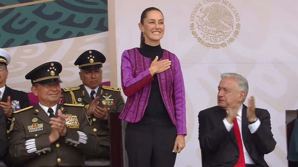 La presidenta electa, Claudia Sheinbaum, acompaña a López Obrador en el Desfile Cívico Militar: 214 años del Grito de Independencia.