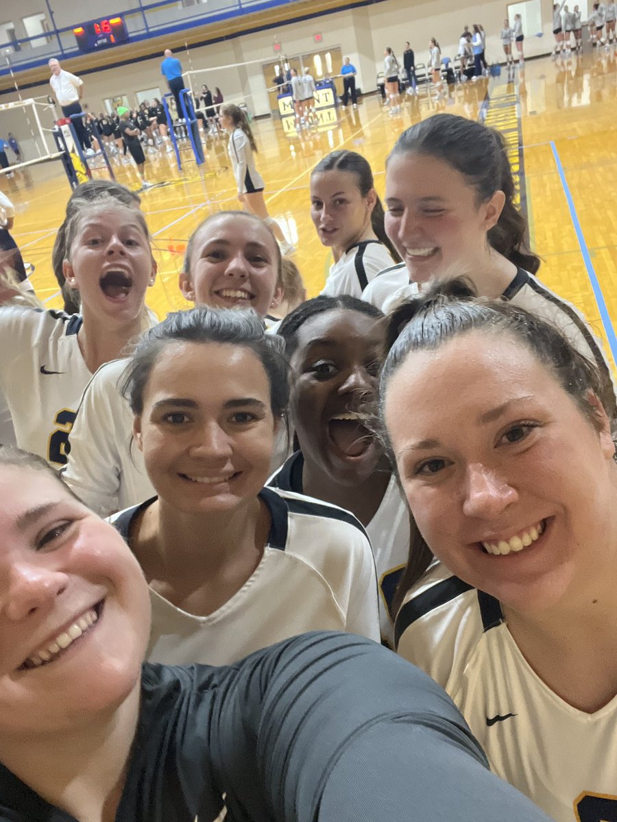 MSJ_SportsMed's tweet photo. Weekend Recap:

- Matt and Boden helped the FB team take care of business against Hiram 💪🏼
- Boden participated in the MSJ 5K! 🏃‍♂️ 
- Ashley and Dr Biecker helped courtside at the Charlie Wrublewski Classic 
- Jared did something with soccer we think (no pics are available) https://t.co/DQY5UYdlji