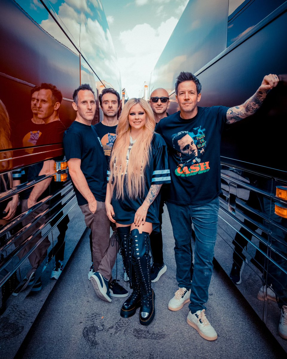 AvrilLavigne's tweet photo. Huge thank you to @simpleplan 💖 Had the best couple of weeks on the road with you all 🤘 https://t.co/QZTrtTw40m